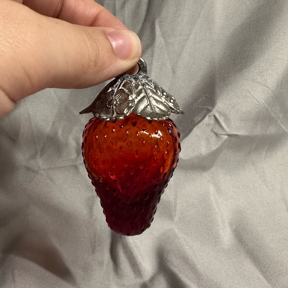 VTG 1960’s Ruby Red Glass Hanging Strawberry Vine Salt OR Pepper Shaker JAPAN